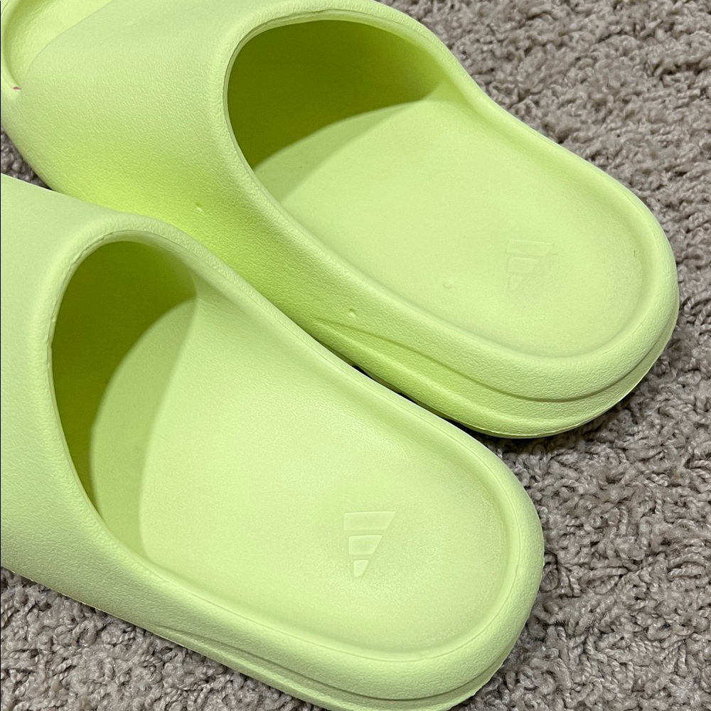 Yeezy Slide - Picture 2 of 5